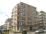 Ruim en gemeubeld hoekappartement met veel lichtinval in een moderne, recent gebouwde residentie kortbij de zeedijk. Dit appartement biedt u een woonkamer met terras, volledig ingerichte keuken, 2 slaapkamers, 2 badkamers, bergplaats, apart toilet, ... Verder is er een private garagebox in het gebouw. Bij de vermelde maandelijkse huurprijs is de garage inbegrepen en komen geen bijkomende kosten gebouw-syndic. In nieuwe perfecte staat ! Ook ideaal als vaste woonst. Geen huisdieren. Onmiddellijk beschikbaar.
(11/001)